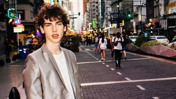 Jero Jones presentó “Hollywood está lejos de casa”, un EP que se inspira en lo mejor del rock nacional