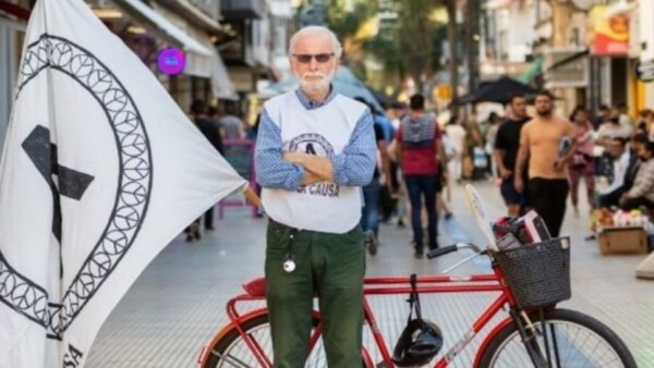 Un concejal santafesino que propicia la revolución de los abrazos estuvo en Paraná con su actividad concientizadora