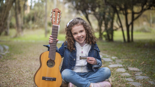 A sus seis años, Lucía Ramseyer compuso dos canciones y las grabó con León Gieco